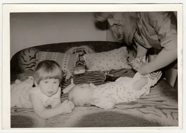 Czechoslovak Sosyali Republic Crca 1970 Ler Annenin Bebeğe Koyduğu Retro — Stok fotoğraf