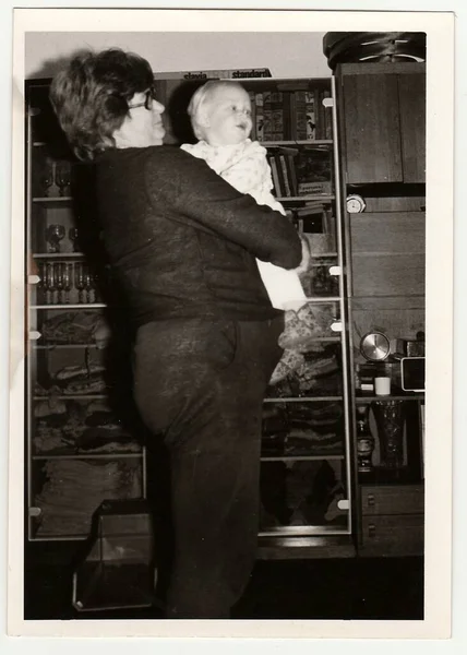 Czechoslovak Socialist Circa 1970年代 复古照片显示祖母抱着一个小宝宝 黑白复古摄影 — 图库照片