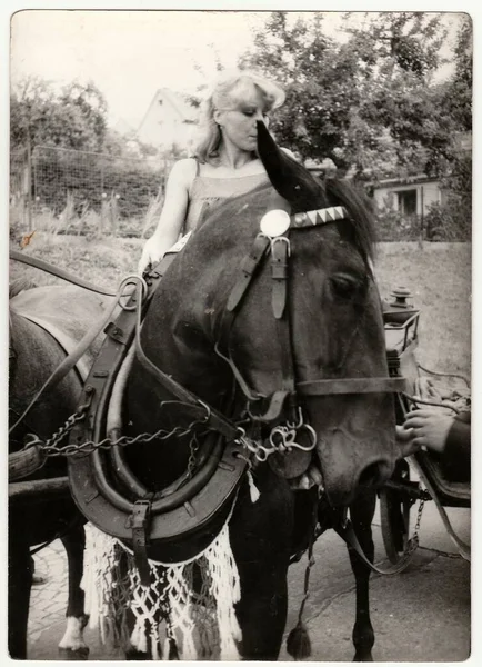 チェコ社会主義共和国 Circa 1970 レトロ写真は馬の上に若い女の子の乗り物を示しています 黒と白のヴィンテージ写真 — ストック写真