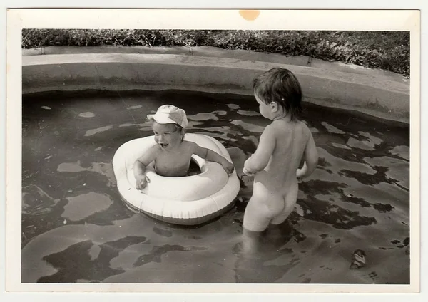 七十年代Czechoslovak Socialist Circa 70年代 复古照片显示夏天孩子们在室外游泳池里 黑白复古摄影 — 图库照片