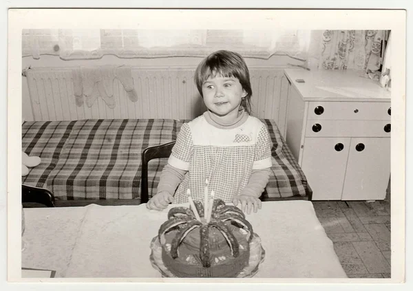 チェコ社会主義共和国 Circa 1970 レトロな写真は 彼女の誕生日の3歳の間に小さな女の子を示しています 黒と白のヴィンテージ写真 — ストック写真