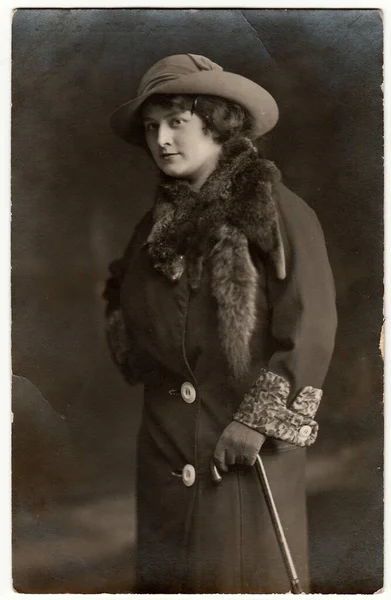 フランクフルトAm Oder ドイツ 1913 ヴィンテージ写真は若いエレガントな女性が帽子 毛皮のスカーフとコートを身に着けていることを示しています 黒い白いスタジオの写真 — ストック写真