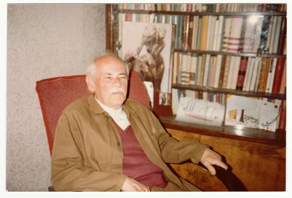 チェコ社会主義共和国 Circa 1980 ヴィンテージ写真は男が1980年頃 アームチェアに座って示しています — ストック写真