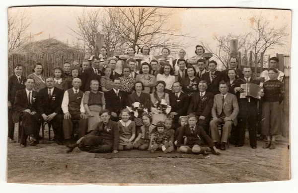 Czechoslovak Socialist Circa 1950 一张古老的照片显示了人们在后院 大约在1950年代的乡村婚宴上 — 图库照片