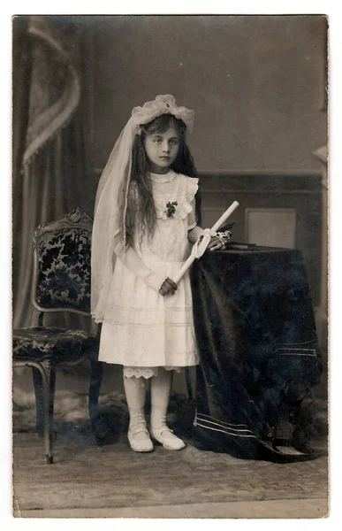 ホドニン チェコスロバキア共和国 1930年頃 若い女の子のヴィンテージ写真 彼女の最初の聖なる交わり 1930年頃 — ストック写真