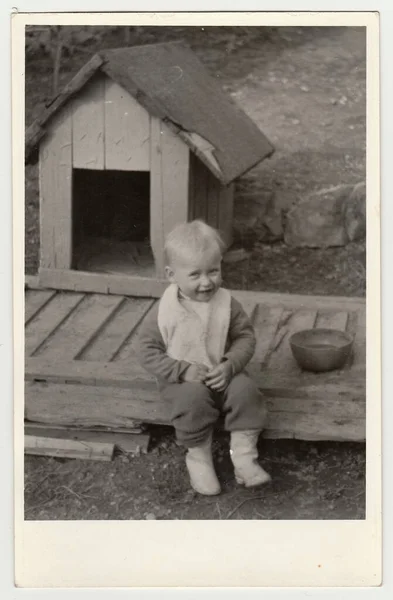 República Czechoslovak Circa 1942 Foto Vintage Mostra Menino Pequeno Uma — Fotografia de Stock