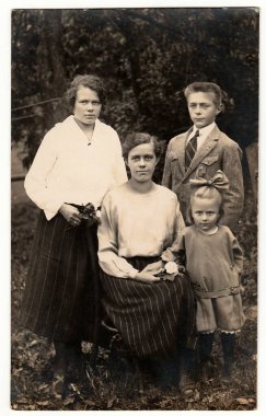 CZECHOSLOVAK REPUBLIC - CIRCA 1930 'lar: Klasik fotoğraf açık havada çocuklu kadınları gösteriyor. Antika siyah beyaz fotoğraf.