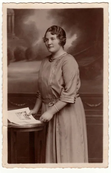 Eilenburg Duitsland Circa 1920 Vintage Foto Toont Volwassen Vrouw Poseert — Stockfoto