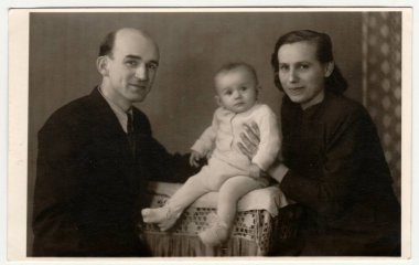BEROUN, CZECHOSLOVAK REPUBLIC - 1 Mart 1944: Retro foto gösteriyor ki aile yeni yürümeye başlamış. Klasik siyah beyaz fotoğraf..