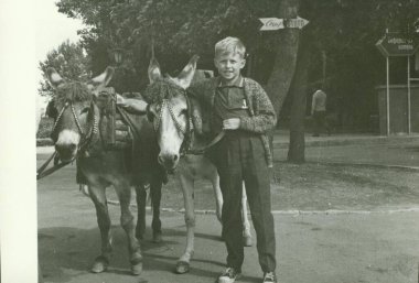 SSCB - CIRCA 1970 'ler: Retro fotoğraf parktaki eşekli çocuğu gösteriyor. Klasik siyah beyaz fotoğraf..