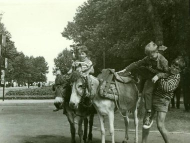 SSCB - CIRCA 1970 'ler: Retro fotoğraf parktaki eşekli çocukları gösteriyor. Klasik siyah beyaz fotoğraf..