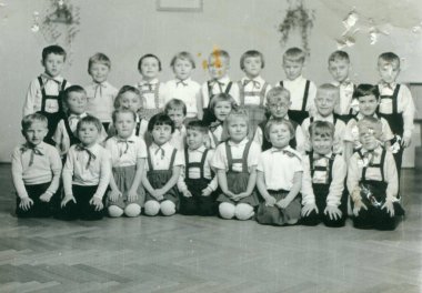 CZECHOSLOVAK SOSYALİK REPUBLIC - CRCA 1960 'lar: Sınıfta öğrencileri gösteriyor. Grup fotoğrafçılığı için poz veriyorlar. Klasik siyah beyaz fotoğrafçılık. Asıl resim hasarlı.