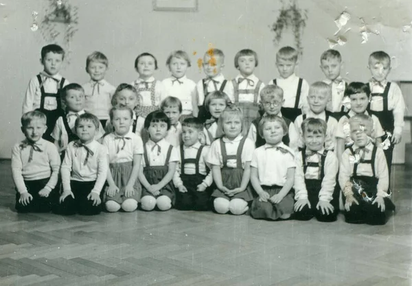 Czechoslovak Socialist Circa 1960 复古照片显示学生在教室里 他们摆姿势合影 老式黑白摄影 原始图像被损坏 — 图库照片