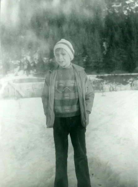 Czechoslovak Socialist Circa 1980 复古照片显示一个小男孩在冬季 老式黑白摄影 — 图库照片