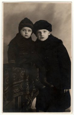 CZECHOSLOVAK REPUBLIC - 23 ARALIK 1922: Vintage fotoğraf iki küçük çocuğu gösteriyor - 2 ve 8 yaşında. Retro siyah ve beyaz fotoğrafçılık.