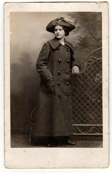 プラハ チェコスロバキア共和国 Circa 1940 ヴィンテージ写真は女性が女性の帽子と長いエンドウ豆のコートを身に着けていることを示しています 長いリーファージャケット レトロブラック 白写真 — ストック写真