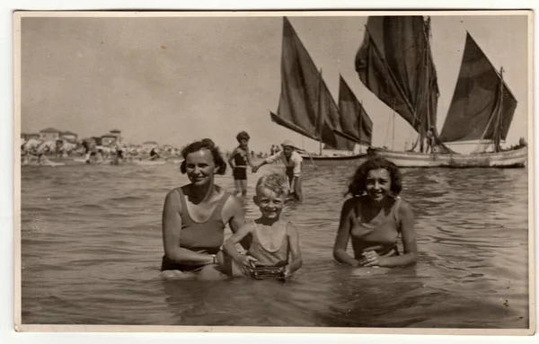 Italy Circa 1940S Vintage Photo Shows Family Mother Son Daughter — Stock Photo, Image