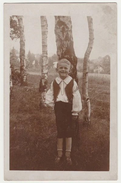 Czechoslovak Republic Circa 1940 ヴィンテージ写真は外に小さな男の子を示しています シルバーバーチが背景にあります レトロ黒と白の写真 — ストック写真