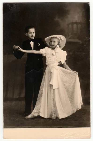 Tabor Czechoslovak Circa 1940年代 古老的照片展示了一对跳舞的夫妇 一对年轻夫妇在上舞蹈课 复古黑白摄影 — 图库照片