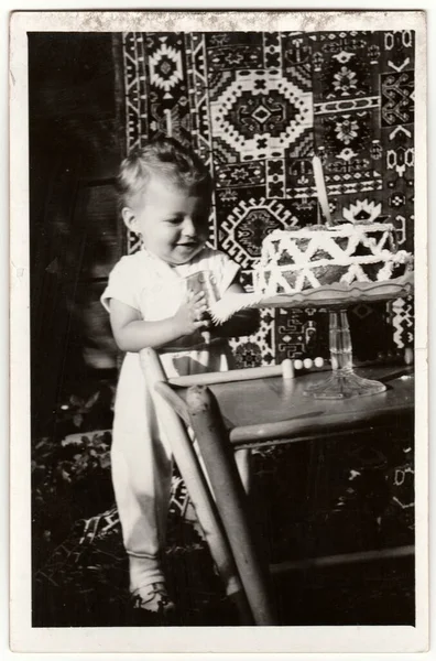 1960年代的Czechoslovak Socialist Circa 古旧的照片显示一个男孩要庆祝他的第一个生日 男孩的生日蛋糕 复古黑白摄影 — 图库照片