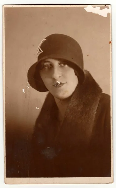 プラハ チェコスロバキア共和国 Circa 1930 ヴィンテージ写真は 女性が女性の帽子 クロッキー帽子と毛皮のスカーフを身に着けていることを示しています レトロ黒と白の写真 — ストック写真