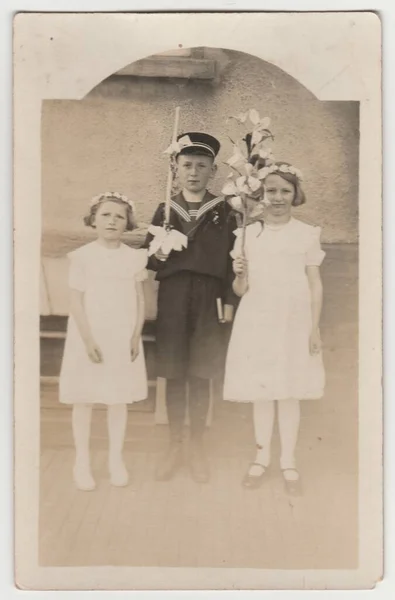 Czechoslovak Republic Circa 1930 ヴィンテージ写真は子供たちが外にポーズを示す 少年は水夫の衣装を着て 女の子は白い服を着ている レトロ黒と白の写真 — ストック写真