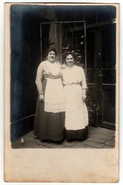 Czechoslovak Republic Circa 1930 裏庭には2人の家政婦が外にポーズをとっています レトロ黒と白の写真 — ストック写真