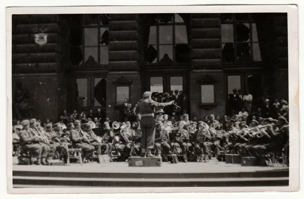 Czechoslovak Socialist Circa 1960 复古照片显示军乐队在外面演奏 复古黑白摄影 — 图库照片