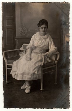 ALMANY - CIRCA 1920 'ler: Klasik fotoğraf, kadınların beyaz bir kürsüde oturduğunu gösteriyor. Retro siyah beyaz stüdyo fotoğrafçılığı.