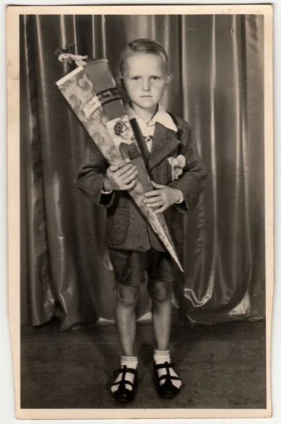 Германия Circa 1940 Винтажная Фотография Показывает Мальчика Ученика Шультутом Школьным — стоковое фото