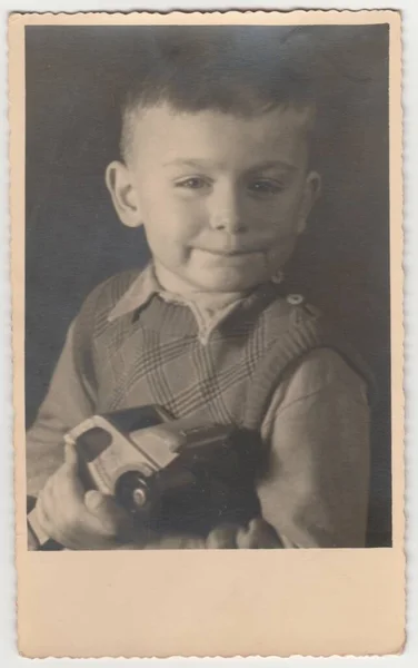 Magdeburg 1940 Circa Vintage Photo Show Boy Holds Toy Car — 스톡 사진