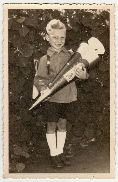 ドイツ Circa 1940 ヴィンテージ写真は 学校で最初の日のためのお菓子 学校や学校コーンと生徒の男の子を示しています セピア色の色合いのスタジオ写真 白黒レトロなイメージ — ストック写真