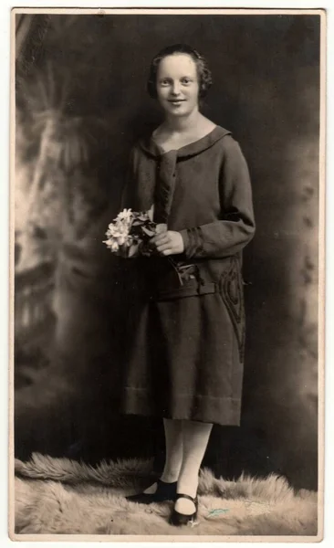 Hejnice Haindorf Czechsosloak Republic Circa 1920 ヴィンテージ写真は 写真スタジオで女性のポーズを示しています レトロな黒と白のスタジオ写真 — ストック写真