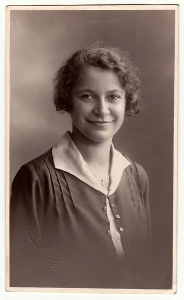 Chrastava Kratzau Republika Czeshoslovak 1930 Vintage Pokazuje Kobietę Portret Retro — Zdjęcie stockowe