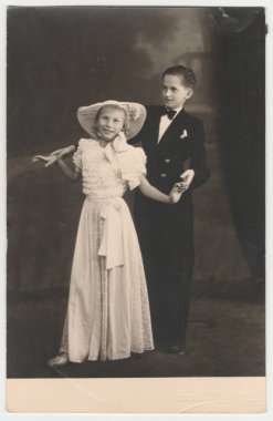 TABOR, CZECHOSLOVAK REPUBLIC - CIRCA 1940 'lar: Klasik fotoğraf dans eden bir çifti gösteriyor - çocukları. Genç bir çift dans dersleri alıyor. Retro siyah ve beyaz fotoğrafçılık.