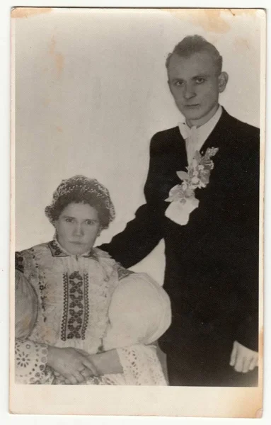 Dolni Vestonice Czechoslovak Republic Circa 1940S Vintage Photo Shows Couple — Stock Photo, Image