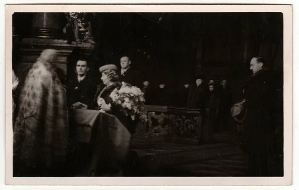 プラハ チェコスロバキア共和国 1940 ヴィンテージ写真は新婚旅行を示しています 結婚式 教会の花嫁と新郎 大聖堂 セピア効果とレトロな黒と白の写真 — ストック写真