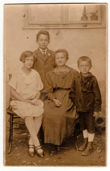 Czechoslovak Circa 1920 复古照片显示母亲和她的孩子们在外面摆姿势 具有黑白照片效果的复古黑白照片 — 图库照片