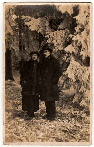 1930 Czechoslovak Republic Circa 빈티지 사진은 겨울에 부부를 — 스톡 사진