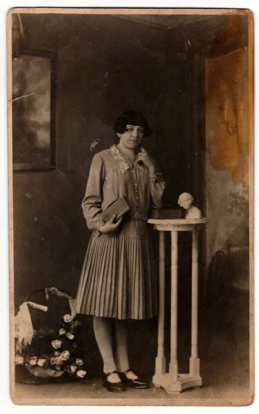 ドイツ Circa 1930 ヴィンテージ写真は写真スタジオで女性を示しています セピア効果とレトロな黒と白のスタジオ写真 — ストック写真