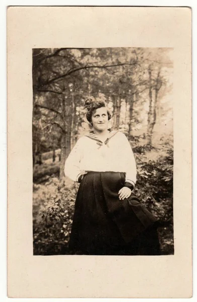 ドイツ Circa 1930 ヴィンテージ写真は外の女性を示しています セピア効果とレトロな黒と白のスタジオ写真 — ストック写真