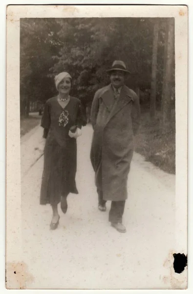 Trencianske Teplice Czechsosloak Republic Circa 1930 ヴィンテージ写真は女性と男性が散歩に行くことを示しています 写真アルバムから撮影されたオリジナルレトロな黒と白の写真 後工程なし — ストック写真