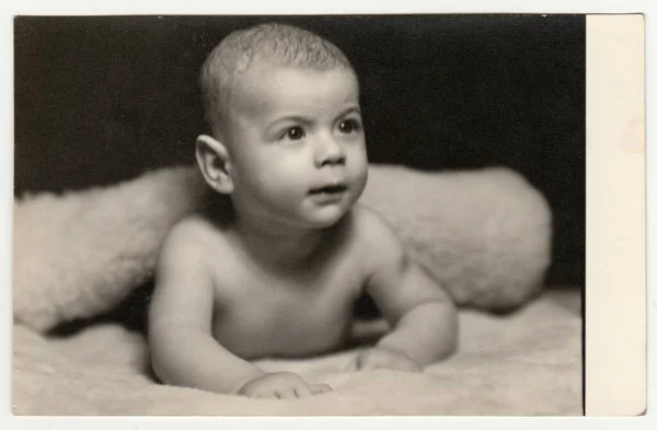1959 빈티지 사진에서 아이가 태어나는 장면이 나온다 원래의 사진은 사진첩에서 — 스톡 사진