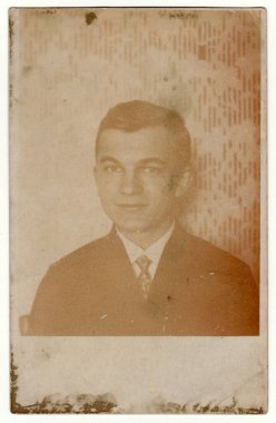 The CZECHOSLOVAK REPUBLIC - CIRCA 1930 'lar: Klasik fotoğraf insanoğlunu gösteriyor - portre. Retro siyah ve beyaz ses grafikleri.