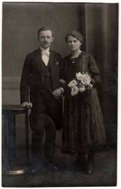 RICANY, The CZECHOSLOVAK REPUBLIC - 1930: vintage fotoğraf bir çifti bir fotoğraf stüdyosunda gösteriyor. Sepya efektli siyah ve beyaz geçmişe dönük fotoğraf.