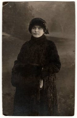 CZECHOSLOVAK REPUBLIC - 1919: Klasik fotoğraf kadınların kürk manto ve kürk manşet giydiğini gösteriyor. Retro siyah beyaz stüdyo fotoğrafçılığı. Yaklaşık 1920 'lerde..
