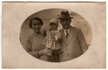 KOVCIN U OLSAN, The CZECHOSLOVAK REPUBLIC - 20 ARALIK 1923: Klasik fotoğraf anne kucağında küçük bir bebek ve baba olduğunu gösteriyor. Retro siyah beyaz fotoğraf. Çember 1920.