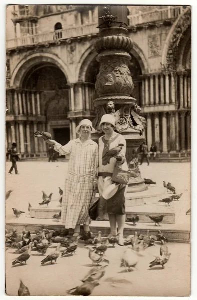 意大利威尼斯 Circa 1926 复古照片显示女性在威尼斯的广场上喂鸽子 女人戴头巾 假期主题 — 图库照片