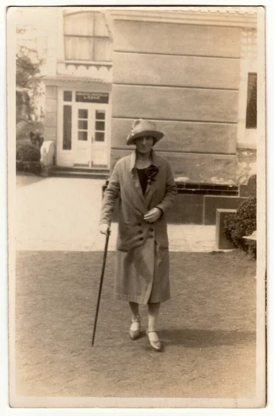 Luhacoice Czechoslovak Republic Circa 1930 ヴィンテージ写真は スパリゾートに棒を持つ女性を示しています 女は散歩に行く レトロな黒と白の写真 — ストック写真