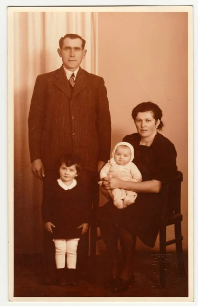 Ricany Czechoslovak Czechoslovak 1930 古代化照片展示了家人在摄影棚中的情形 具有黑白照片效果的复古黑白照片 — 图库照片